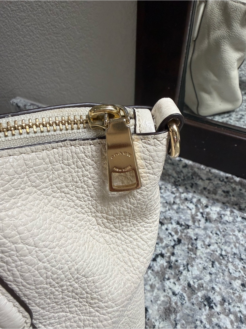 Coach cream color purse bag with shoulder strap - Picture 3 of 5